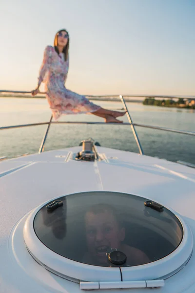 Mamma e bambino. Mamma e bambino stanno navigando su uno yacht . — Foto Stock