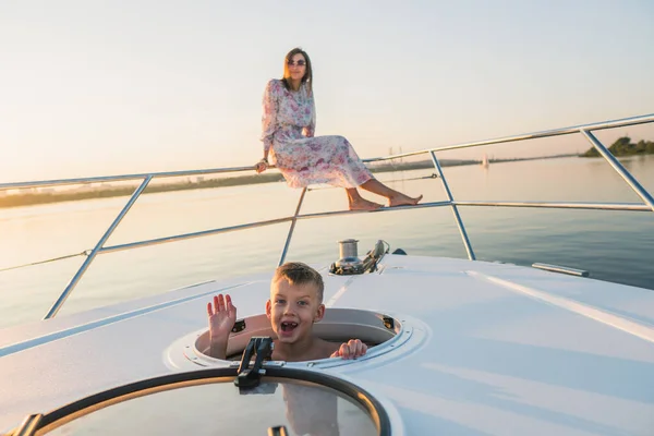 Moeder en baby. Moeder en baby varen op een jacht. — Stockfoto