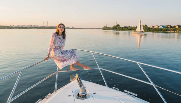 Iate. A menina está navegando em um iate — Fotografia de Stock