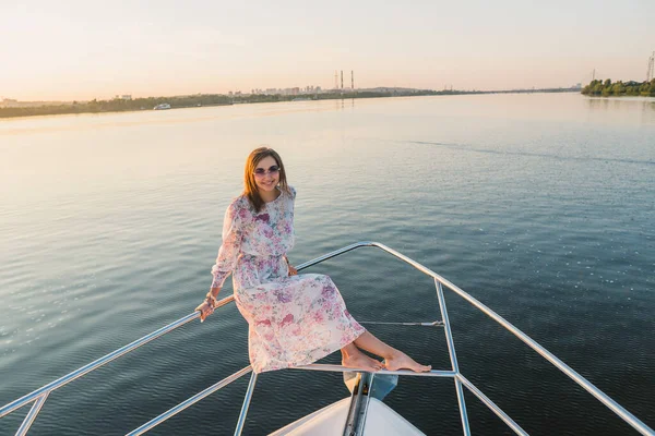 Yacht. La ragazza sta navigando su uno yacht — Foto Stock