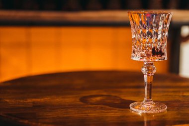 Şarap kadehi. Masada boş bir kadeh şarap var..