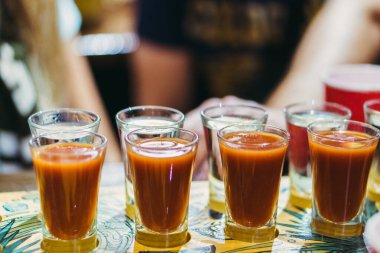 Alkol. Alkollü gözlükler. İnsanlar alkol içer..