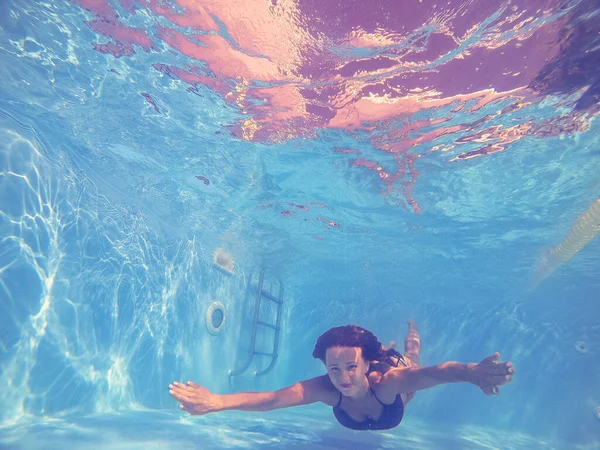 Yüzme havuzu. Bir kadın havuzda yüzer.. — Stok fotoğraf