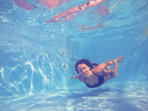 Schwimmbad. Eine Frau schwimmt im Pool. — Stockfoto