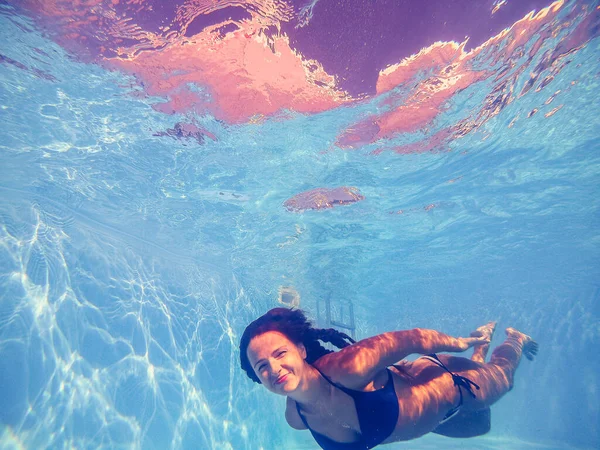 Zwembad. Een vrouw zwemt in het zwembad. — Stockfoto