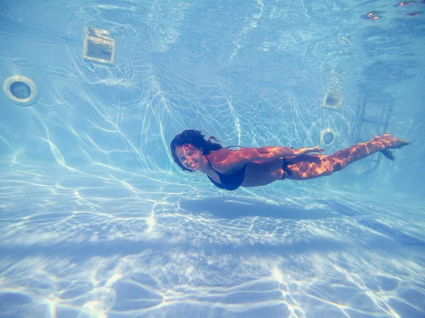 Piscina. Una mujer nada en la piscina . — Foto de Stock