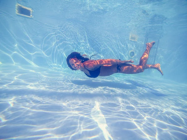 Piscina. Piscina. Uma mulher nada na piscina . — Fotografia de Stock