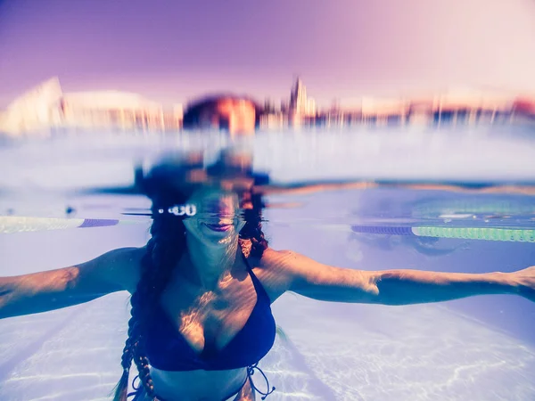 Medence. Egy nő úszik a medencében. — Stock Fotó