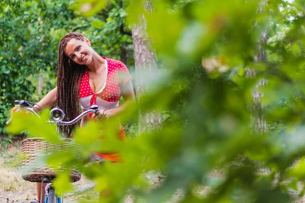 Bicicletta da donna. Una donna è in piedi con una bici femminile in primo piano — Foto Stock