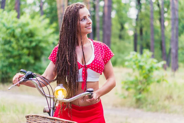 Bicicleta femenina. Una mujer está de pie con una bicicleta femenina en el frente — Foto de Stock