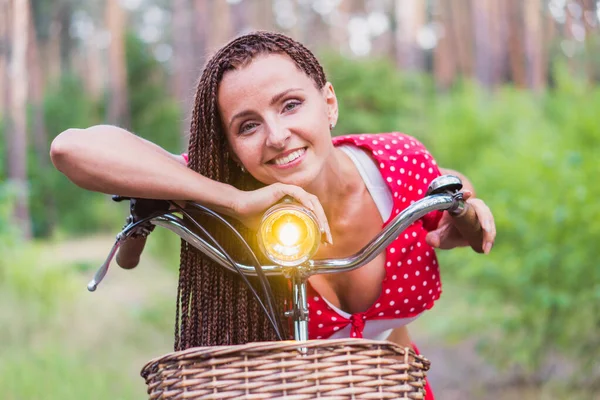 Bicicleta femenina. Una mujer está de pie con una bicicleta femenina en el frente — Foto de Stock