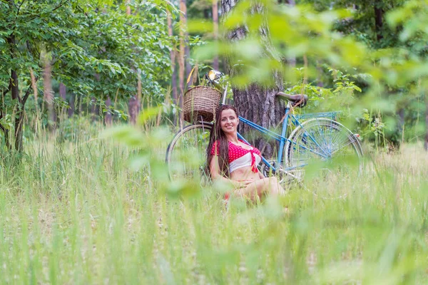 Bicicleta femenina. Una mujer está de pie con una bicicleta femenina en el frente —  Fotos de Stock