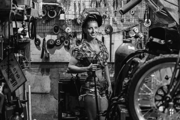 Welder meisje. Een meisje met een lasmachine lasnaden metaal. — Stockfoto