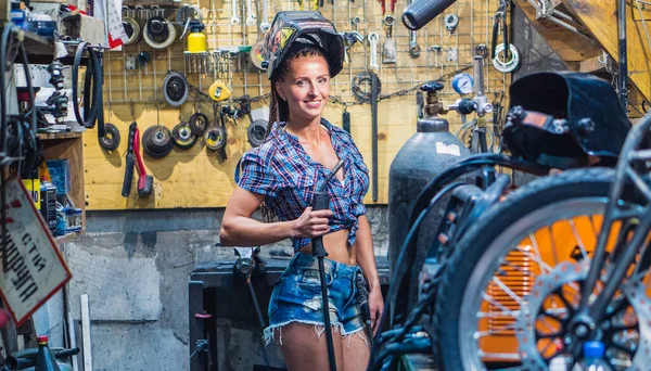 Welder meisje. Een meisje met een lasmachine lasnaden metaal. — Stockfoto