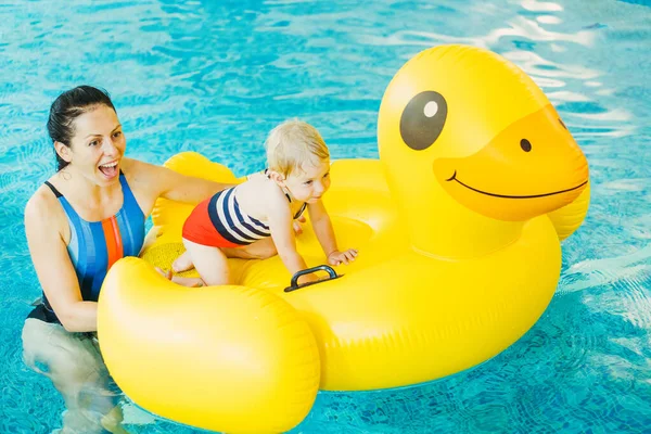 Swimming pool. Mom teaches a young child to swim in the pool. — Stock Photo, Image