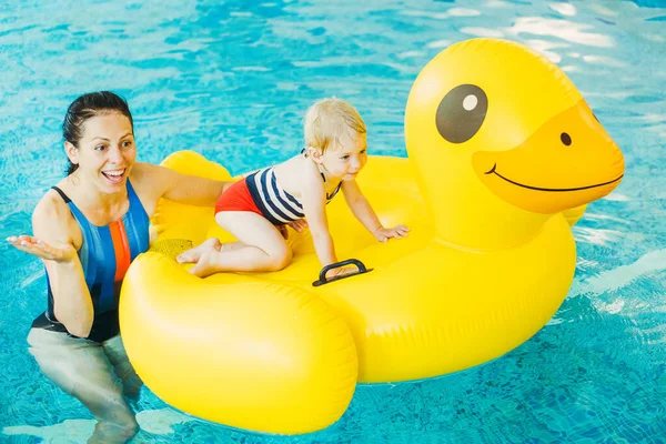 Swimming pool. Mom teaches a young child to swim in the pool. — Stock Photo, Image