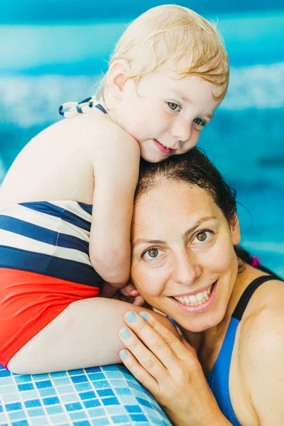 Piscina. Mamma insegna a un bambino a nuotare in piscina . — Foto Stock