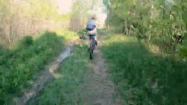 Motorsiklet. Kız bisikletle şehir dışına çıkıyor. Hızlandırılmış video.