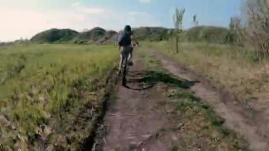 Motorsiklet. Kız bisikletle şehir dışına çıkıyor. Hızlandırılmış video.
