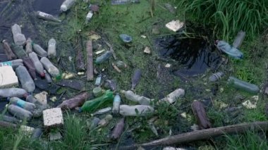 Su kirliliği. Plastik çöpler nehirde yüzer..