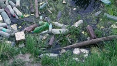 Su kirliliği. Plastik çöpler nehirde yüzer..