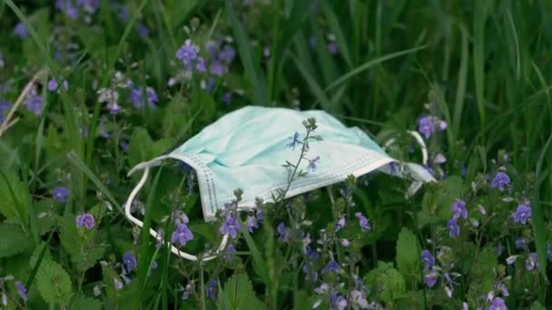 Máscara Médica Máscara Médica Desechada Está Acostada Césped Verde — Vídeo de stock