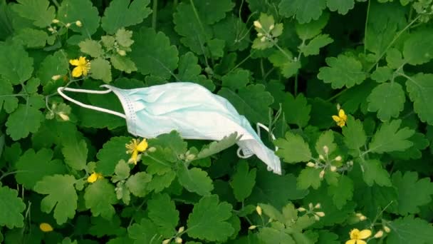 Medisch Masker Het Afgedankte Medische Masker Ligt Een Groen Grasveld — Stockvideo