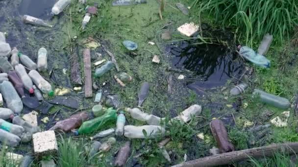 Contaminación Del Agua Basura Plástica Flota Río — Vídeos de Stock
