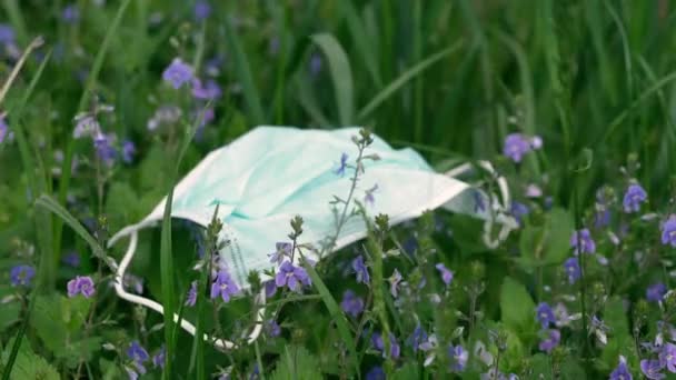 Máscara Médica Máscara Médica Desechada Está Acostada Césped Verde — Vídeo de stock