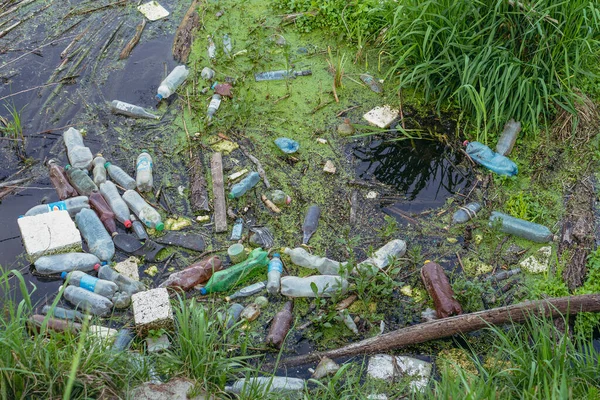 Contaminación Del Agua Basura Plástica Flota Río — Foto de Stock