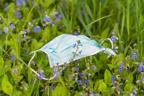 Máscara Médica Máscara Médica Desechada Está Acostada Césped Verde — Foto de Stock