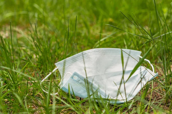 Medicinsk Mask Den Kasserade Medicinska Mask Ligger Grön Gräsmatta — Stockfoto