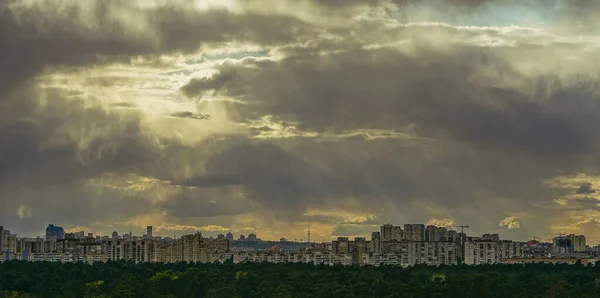 Stad Zonsondergang Zon Achtergrond Van Oude Huizen Oekraïne Kiev — Stockfoto