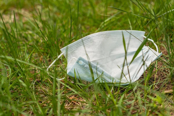 Medicinsk Mask Den Kasserade Medicinska Mask Ligger Grön Gräsmatta — Stockfoto