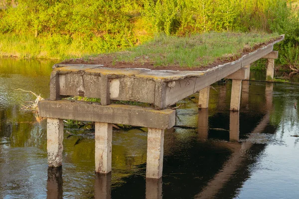 Brug Vernietigde Oude Brug Die Begroeid Met Gras — Stockfoto