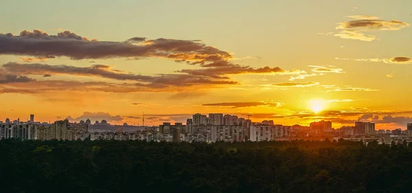Město Slunce Zapadá Pozadí Starých Domů Ukrajina Kyjev — Stock fotografie