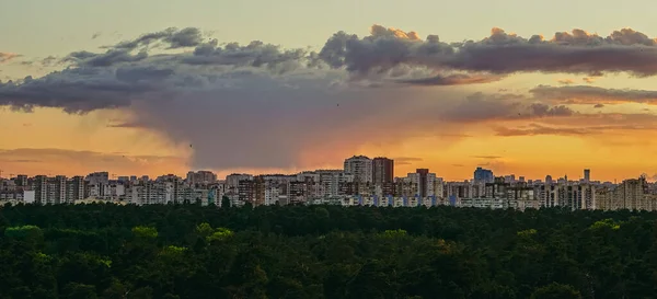 Město Slunce Zapadá Pozadí Starých Domů Ukrajina Kyjev — Stock fotografie