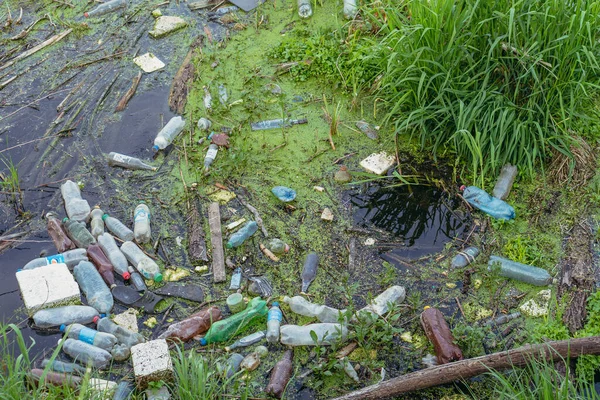 Ρύπανση Υδάτων Πλαστικά Σκουπίδια Επιπλέουν Στο Ποτάμι — Φωτογραφία Αρχείου