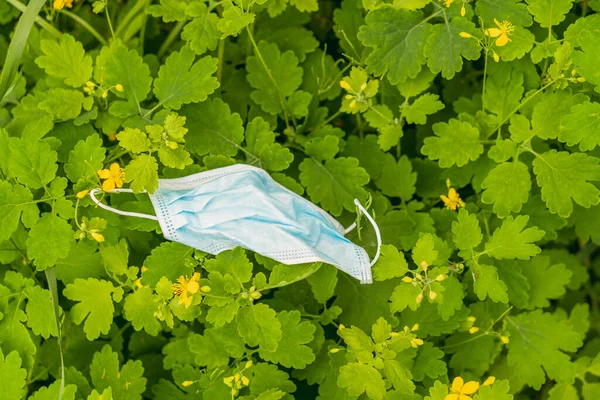 Máscara Médica Máscara Médica Desechada Está Acostada Césped Verde —  Fotos de Stock