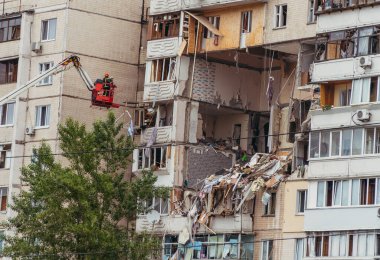 KYIV, UKRAINE - 21 Haziran 2020. Bir apartmanın patlaması. Kurtarma ekipleri molozların altında adam arıyorlar..