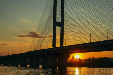 Köprü. Günbatımı güneşinin arka planında nakliye köprüsü.