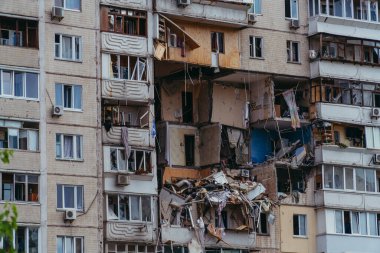 KYIV, UKRAINE - 21 Haziran 2020. Bir apartmanın patlaması. Kurtarma ekipleri molozların altında adam arıyorlar..