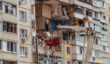 KYIV, UKRAINE - 21 Haziran 2020. Bir apartmanın patlaması. Kurtarma ekipleri molozların altında adam arıyorlar..