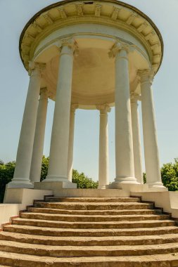 Rotunda. Beyaz sütunlu mimari yuvarlak yapı.