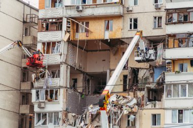 KYIV, UKRAINE - 21 Haziran 2020. Bir apartmanın patlaması. Kurtarma ekipleri molozların altında adam arıyorlar..