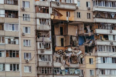 KYIV, UKRAINE - 21 Haziran 2020. Bir apartmanın patlaması. Kurtarma ekipleri molozların altında adam arıyorlar..