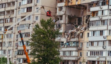 KYIV, UKRAINE - 21 Haziran 2020. Bir apartmanın patlaması. Kurtarma ekipleri molozların altında adam arıyorlar..