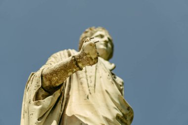 Heykel. Bilinmeyen bir kadının tahrip edilmiş heykeli..