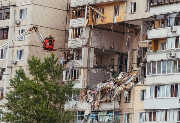 KYIV, UKRAINE - 21 Haziran 2020. Bir apartmanın patlaması. Kurtarma ekipleri molozların altında adam arıyorlar..
