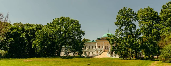 Saray. Galaganlar Sarayı. Turistik bir yer. Ukrayna. Chernihiv bölgesi.